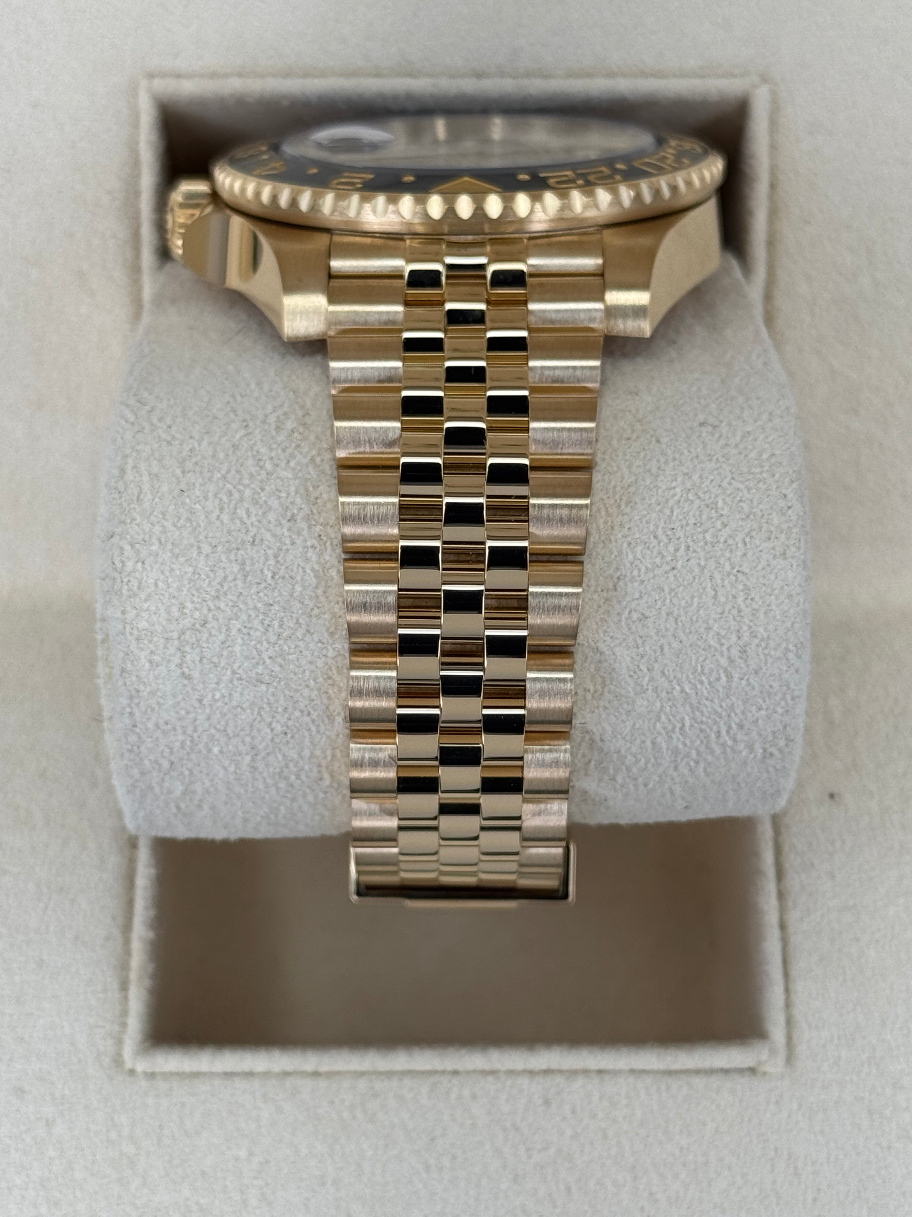 GMT-Master II 40mm 126718GRNR Jubilee Black Dial